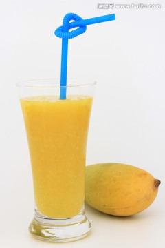 一杯鲜榨芒果汁 木瓜汁