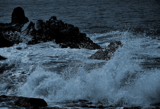 海浪礁石