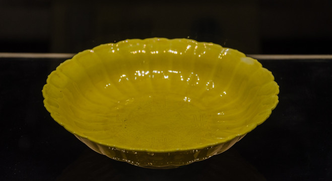 清代黄釉菊瓣盘
