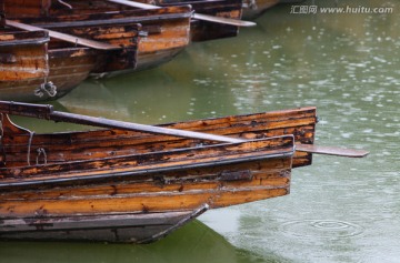 雨中船头
