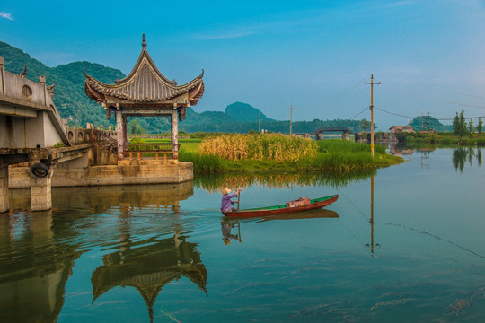 云南丘北普者黑风光 清澈的湖面