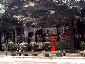 江湖 红色雕塑