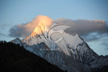 日照金山