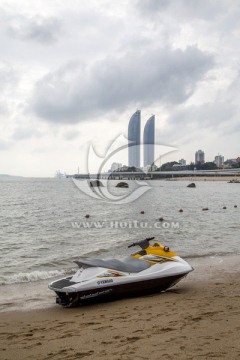 摩托艇停在海滩上