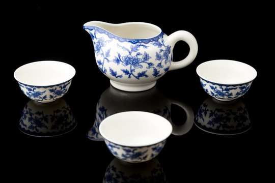 青花瓷茶具纯色背景高清图