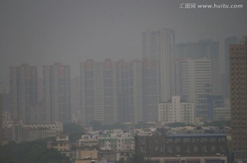 河南郑州雾霾中的建筑群