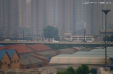 河南郑州雾霾中的城市