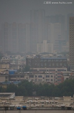 河南郑州雾霾中的楼群
