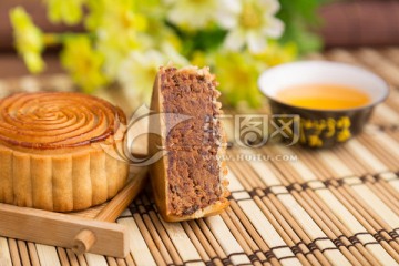 金玛红豆月饼实景高清图切开