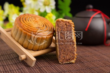 金玛红豆月饼实景高清图切开