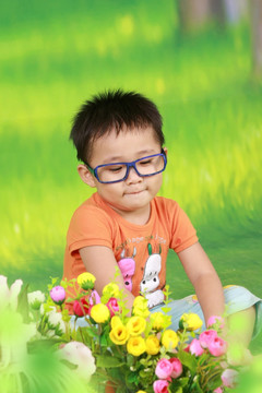 带眼镜的小孩