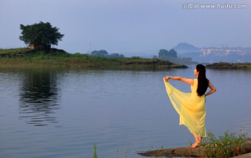 湖边的黄裙子的美女