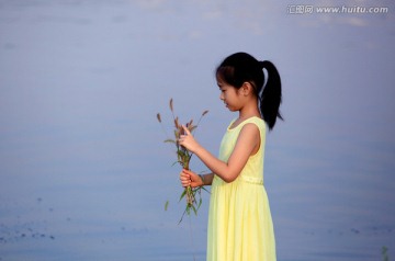 拿花草的小女孩