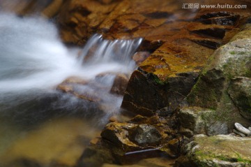 山涧 水