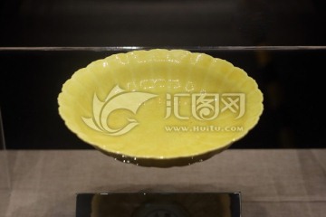 黄釉菊瓣盘