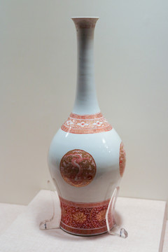 白地矾红彩加金团龙纹长颈瓶