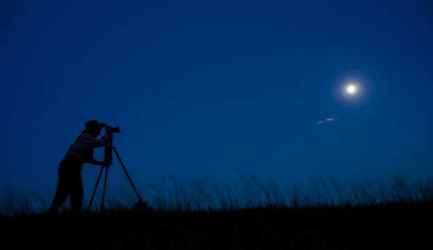 摄影师 拍月亮
