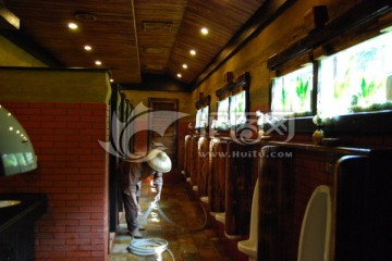 古典木质风格洗手间厕所