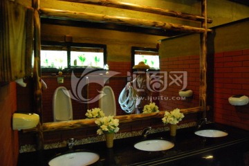 古典木质风格洗手间