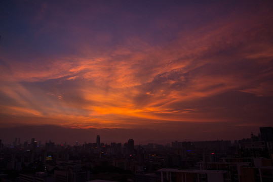 余晖下的城市