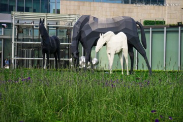 草地上的骏马雕塑