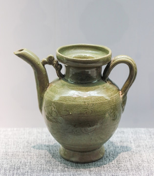 明代青釉刻花执壶