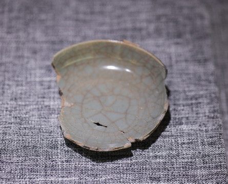 南宋青釉碗瓷片
