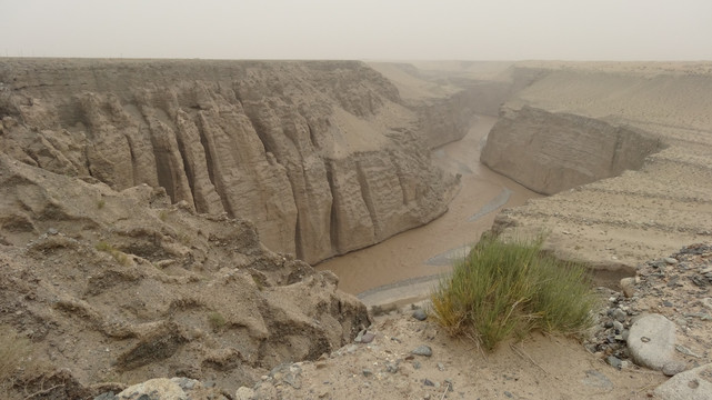 新疆且末县上游车尔臣河大峡谷