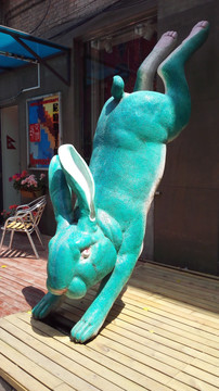 倒立的兔子雕塑