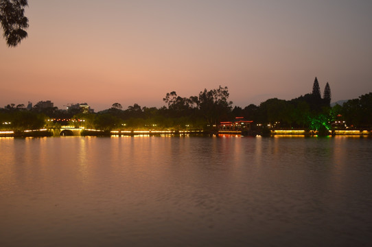 夕阳夜幕下的湖面