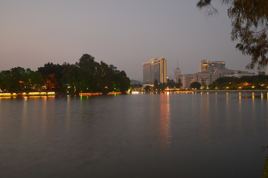 夕阳夜幕下的湖面