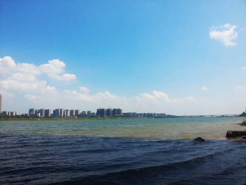 河面风景 碧水蓝天