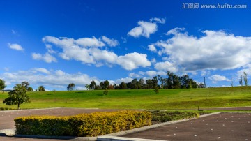 蓝天白云草地