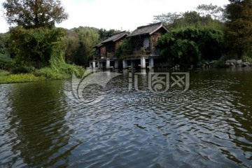 湖边的小屋