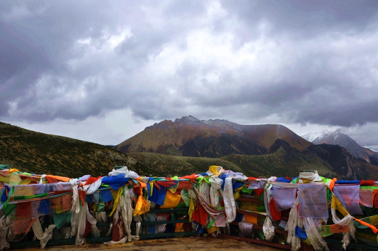 高山雪山五彩经幡风马旗