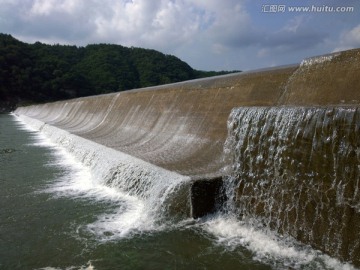 放水的拦河坝