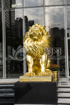 金色狮子雕塑