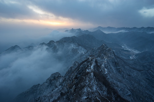 箭扣云海 山峦起伏 暮色苍茫