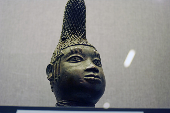 铜雕非洲人像