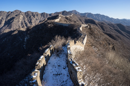 箭扣残雪 城墙 山峦起伏