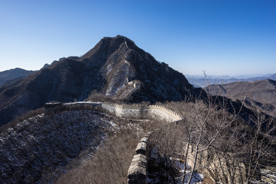 箭扣残雪 城墙 山峦起伏