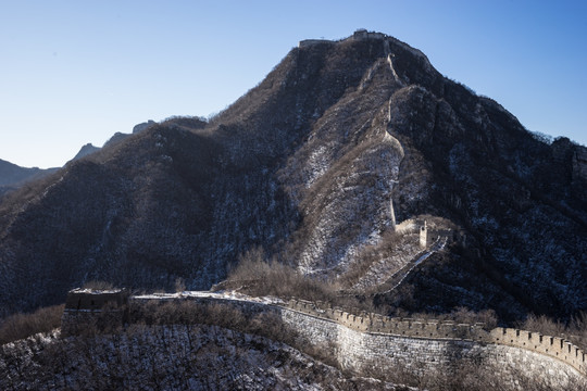 箭扣残雪 城墙 山峦起伏