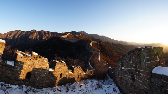 箭扣残雪 城墙 山峦起伏