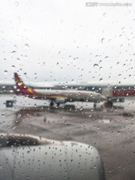 雨中的机场