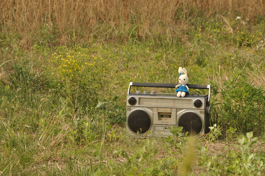 老式录音机和玩具兔子