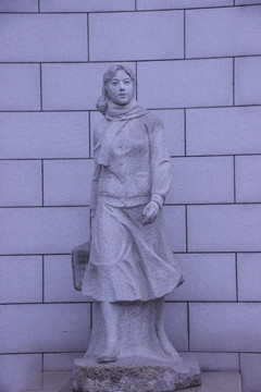 女学生雕塑