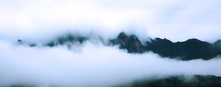 山顶漂浮的云雾