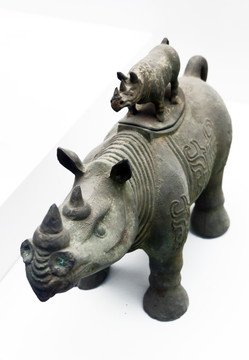 青铜犀牛尊