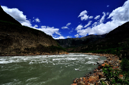 西藏雅鲁藏布河水