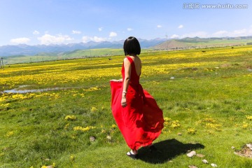 田野里穿红裙子的女人背影